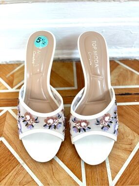 NWOT Top Moda Floral Kitten Heel